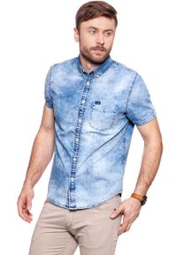 Lee - KOSZULA MĘSKA KRÓTKI RĘKAW RĘKAW LEE BUTTON DOWN SHIRT DAYLIGHT BLAZE L886PGRS. Typ kołnierza: button down. Materiał: jeans. Długość rękawa: krótki rękaw. Długość: krótkie