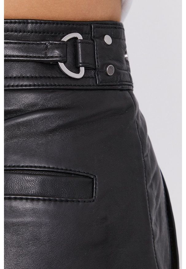 The Kooples - Szorty skórzane. Okazja: na co dzień. Stan: podwyższony. Kolor: czarny. Materiał: skóra. Wzór: gładki. Styl: casual