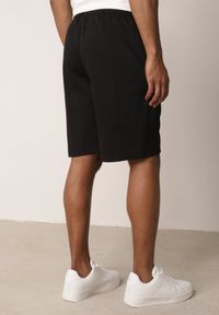 Born2be - Czarne Szorty Dresowe z Bawełną i Sznurkami Leofiel. Okazja: na co dzień, na spacer. Kolor: czarny. Materiał: bawełna, dresówka. Wzór: napisy. Styl: casual, klasyczny #7