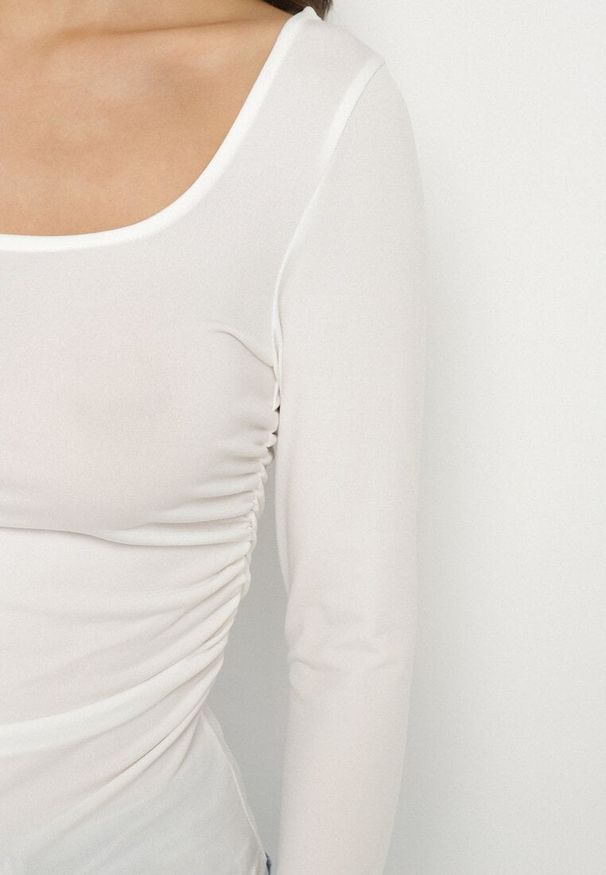 Born2be - Biała Bluzka z Marszczeniami po Bokach i Kwadratowym Dekoltem Adexia. Okazja: na co dzień. Typ kołnierza: dekolt kwadratowy. Kolor: biały. Materiał: jeans, materiał. Długość rękawa: długi rękaw. Długość: długie. Styl: klasyczny, casual