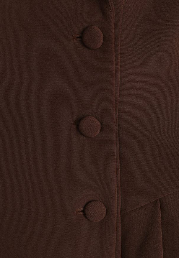 Born2be - Brązowa Sukienka o Kroju Marynarki VICES z Poduszkami w Ramionach Serlina. Okazja: na co dzień. Kolor: brązowy. Styl: casual, elegancki, klasyczny