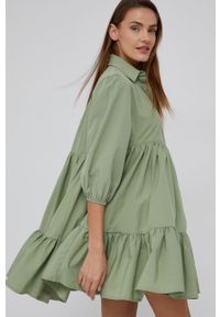 Answear Lab Sukienka kolor zielony mini oversize. Kolor: turkusowy. Materiał: tkanina. Typ sukienki: oversize. Styl: wakacyjny. Długość: mini #3