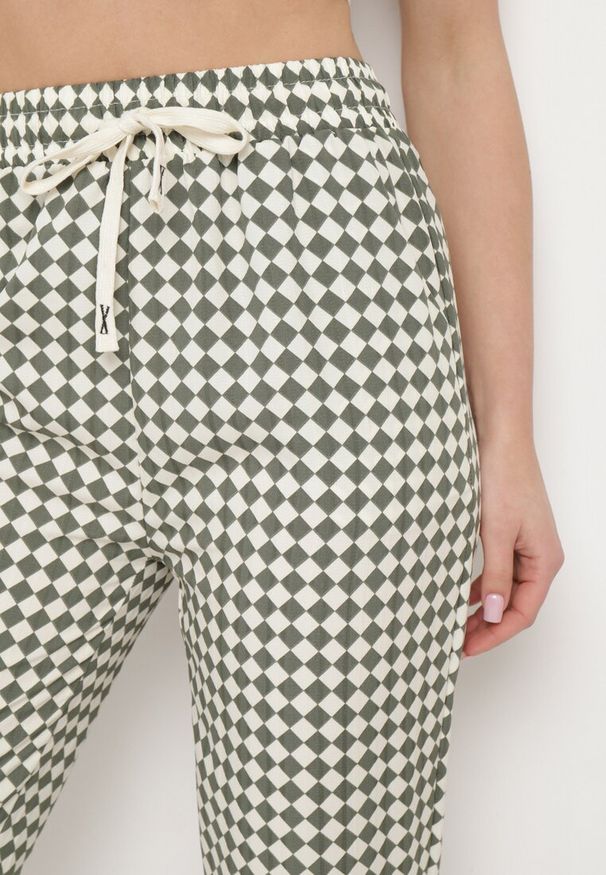 Born2be - Zielono-Białe Spodnie z Wysokim Stanem i Gumką w Pasie Korolla. Okazja: na co dzień. Stan: podwyższony. Kolor: zielony. Wzór: aplikacja. Styl: casual, elegancki