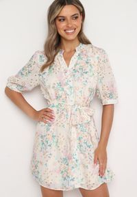 Born2be - Beżowo-Różowa Trapezowa Sukienka z Bufiastymi Rękawami i Materiałowym Paskiem Bernatia. Okazja: na co dzień, na imprezę. Typ kołnierza: dekolt w serek. Kolor: beżowy. Materiał: materiał. Wzór: aplikacja, kwiaty. Sezon: wiosna, lato. Typ sukienki: trapezowe. Styl: casual, elegancki #1