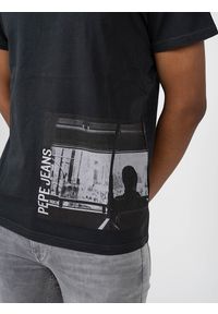 Pepe Jeans T-shirt "Thayer" | PM508523 | Strom | Mężczyzna | Czarny. Okazja: na co dzień. Kolor: czarny. Materiał: bawełna. Wzór: nadruk. Styl: casual #3