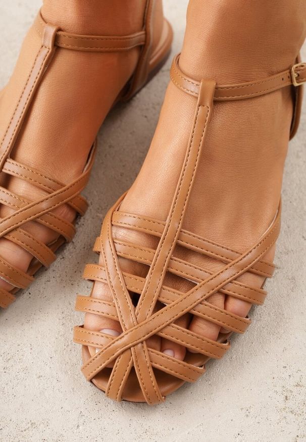 Renee - Brązowe Sandały VICES Ozdobione Cienkimi Paskami Calodora. Okazja: na co dzień. Zapięcie: pasek. Kolor: brązowy. Materiał: jeans. Wzór: aplikacja. Styl: elegancki, casual