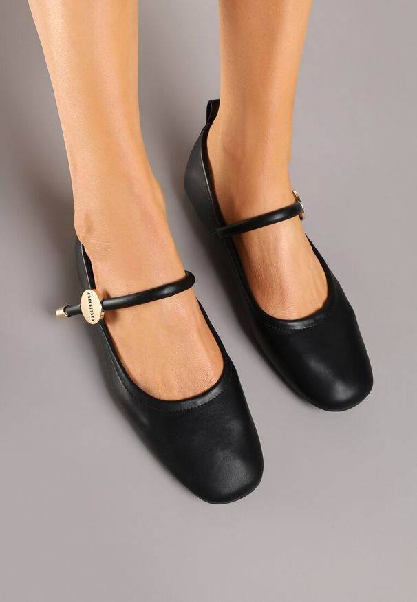 Renee - Czarne Balerinki z Kwadratowym Noskiem i Ozdobnym Paskiem Firmio. Okazja: na co dzień. Zapięcie: pasek. Kolor: czarny. Materiał: jeans. Styl: casual, klasyczny
