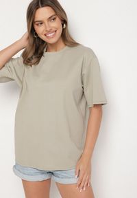 Born2be - Ciemnobeżowy Bawełniany Klasyczny T-shirt Merovira. Kolor: beżowy. Materiał: bawełna. Styl: klasyczny #4