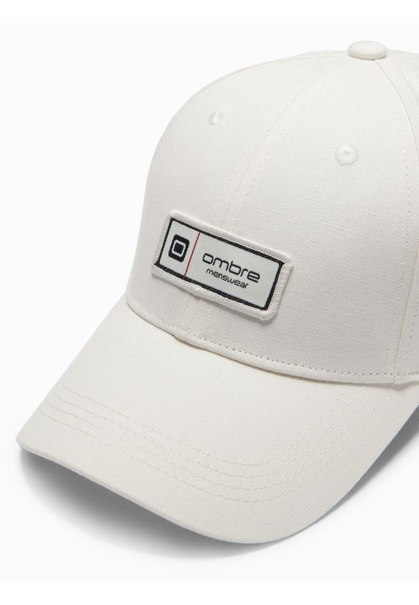Ombre Clothing - Czapka męska bejsbolówka z daszkiem i patchem – kremowa V4 OM-ACCS-0103 - uniwersalny. Kolor: kremowy. Materiał: bawełna. Wzór: aplikacja, ze splotem. Styl: casual