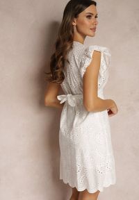 Renee - Biała Sukienka Adaelle. Typ kołnierza: kołnierz z falbankami. Kolor: biały. Materiał: materiał, bawełna. Długość rękawa: bez rękawów. Wzór: haft. Typ sukienki: kopertowe. Styl: boho. Długość: mini #4