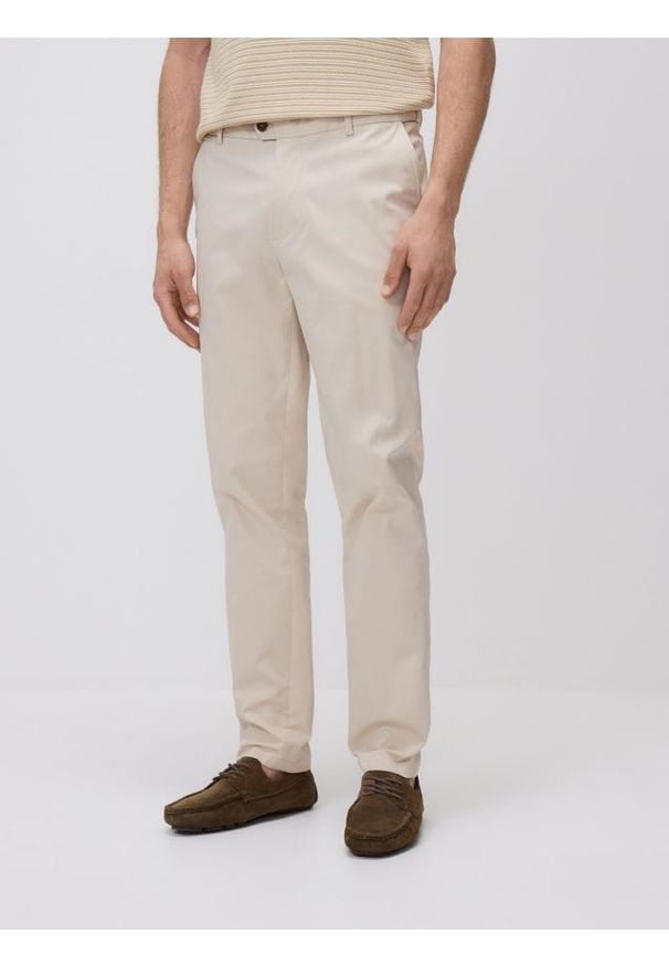 Reserved - Spodnie chino slim fit - beżowy. Kolor: beżowy. Materiał: bawełna, tkanina
