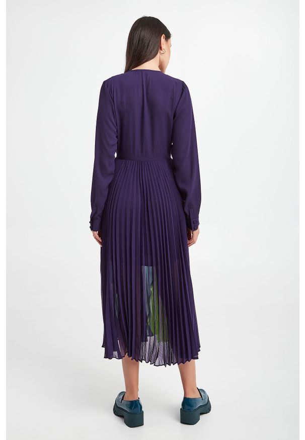 Twinset Milano - Sukienka TWINSET ACTITUDE. Typ kołnierza: dekolt kopertowy. Wzór: aplikacja. Typ sukienki: plisowane, kopertowe