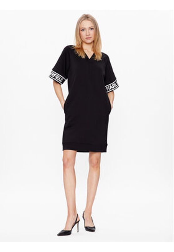 Karl Lagerfeld - KARL LAGERFELD Sukienka dzianinowa Logo 225W1356 Czarny Relaxed Fit. Typ kołnierza: dekolt w karo. Kolor: czarny. Materiał: bawełna, dzianina