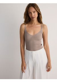 Reserved - Dzianinowy top - beżowy. Kolor: beżowy. Materiał: dzianina #1