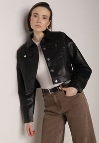 Born2be - Czarna Kurtka Ramoneska o Krótkim Koszulowym Kroju Savalorne. Okazja: na co dzień. Kolor: czarny. Materiał: jeans, skóra, satyna, poliester. Długość: krótkie. Styl: casual, klasyczny, elegancki #7