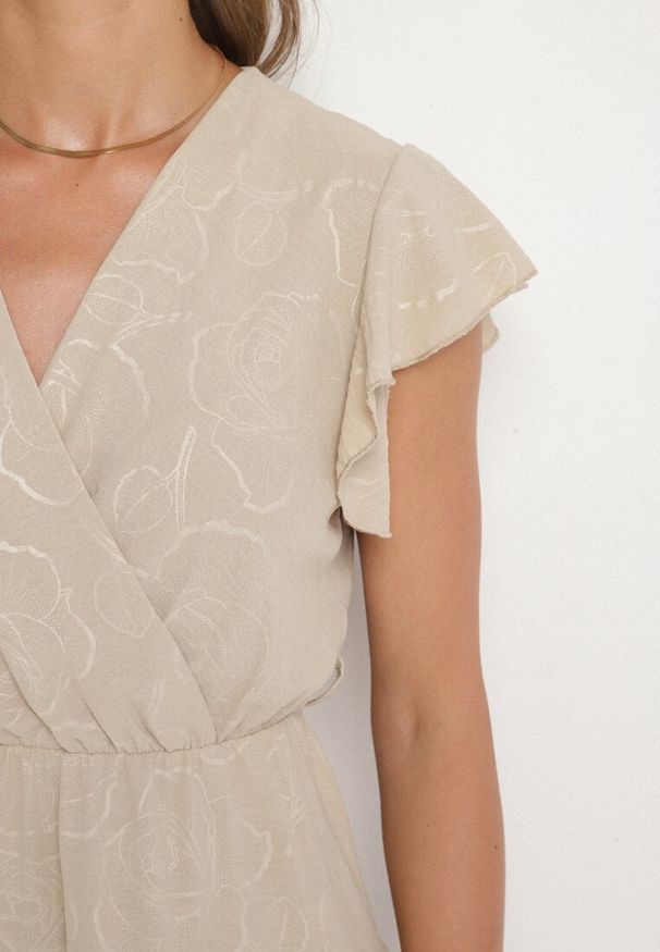 Born2be - Beżowa Kopertowa Sukienka Ozdobiona Falbanami i Paskiem Liliessa. Okazja: na co dzień. Typ kołnierza: dekolt w kształcie V. Kolor: beżowy. Wzór: aplikacja. Typ sukienki: kopertowe. Styl: casual, klasyczny, elegancki