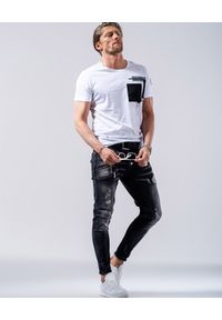 GUNS & TUXEDOS - Biały t-shirt Clandestino 2. Okazja: na co dzień. Kolor: biały. Materiał: jeans, bawełna, materiał. Wzór: aplikacja, nadruk. Styl: casual #5