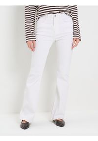 Sinsay - Jeansy flare mid waist - biały. Kolor: biały #1