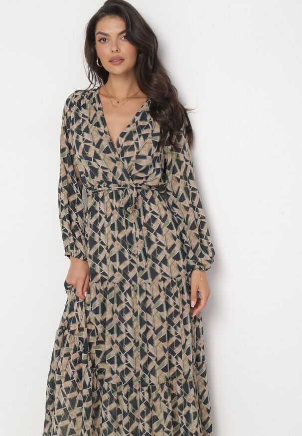 Born2be - Zielono-Czarna Sukienka Kopertowa z Gumką w Talii Moshei. Kolor: zielony. Materiał: tkanina, materiał. Długość rękawa: długi rękaw. Typ sukienki: kopertowe. Styl: boho. Długość: maxi