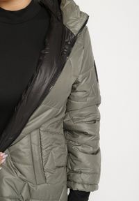 Born2be - Zielona Przejściowa Kurtka z Pikowanymi Przeszyciami Fesinoa. Okazja: na co dzień, na spacer. Typ kołnierza: kaptur. Kolekcja: plus size. Kolor: zielony. Materiał: jeans. Styl: casual #6