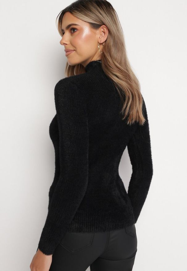 Born2be - Czarny Prążkowany Golf z Biżuteryjnymi Guzikami Nitroga. Okazja: na co dzień. Typ kołnierza: golf. Kolor: czarny. Materiał: prążkowany. Wzór: aplikacja. Styl: casual