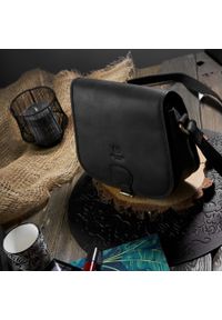 Listonoszka czarna skórzana PAOLO PERUZZI T-39-BL. Kolor: czarny. Sezon: zima, wiosna, lato. Materiał: skórzane. Styl: klasyczny, casual, vintage. Rodzaj torebki: na ramię #1