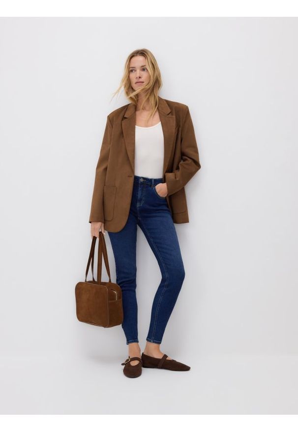 Reserved - Jeansy slim mid rise - granatowy. Kolor: niebieski. Materiał: jeans