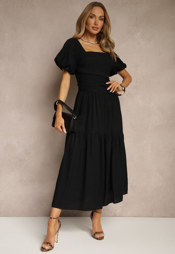 Renee - Czarna Sukienka Wiskozowa Drapowana z Rozkloszowanym Dołem Naprine. Okazja: na co dzień. Kolor: czarny. Materiał: wiskoza. Typ sukienki: rozkloszowane. Styl: casual, elegancki