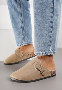 Renee - Ciemnobeżowe Kapcie Typu Chodaki na Podeszwie z Korka Ozdobione Klamrą Alanelle. Okazja: na co dzień. Zapięcie: klamry. Kolor: beżowy. Materiał: jeans. Wzór: aplikacja. Styl: casual