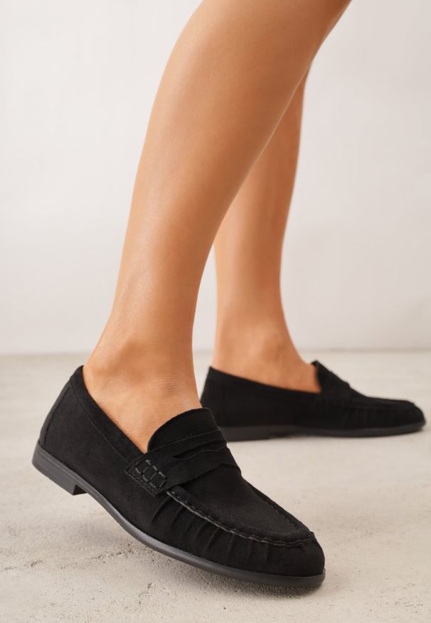 Renee - Czarne Mokasyny VICES ze Skórzaną Wkładką i Marszczeniem przy Nosku Ananora. Kolor: czarny. Materiał: skóra. Styl: elegancki, klasyczny