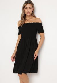 Born2be - Czarna Bawełniana Sukienka z Hiszpańskim Dekoltem z Szerokimi Falbanami na Dole Bliria. Okazja: na spacer, na co dzień. Typ kołnierza: dekolt hiszpanka. Kolor: czarny. Materiał: bawełna. Sezon: lato. Typ sukienki: rozkloszowane. Styl: casual, elegancki, wakacyjny #3