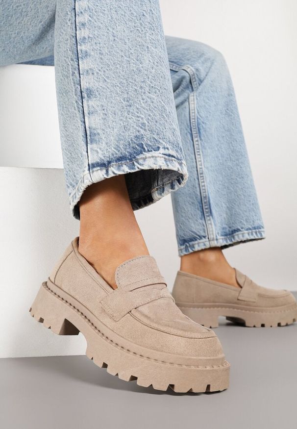 Renee - Ciemnobeżowe Wsuwane Mokasyny Vices na Platformie Dionela. Okazja: na spotkanie biznesowe, na spacer. Zapięcie: bez zapięcia. Kolor: beżowy. Materiał: jeans. Sezon: wiosna, jesień. Obcas: na platformie. Styl: biznesowy, elegancki