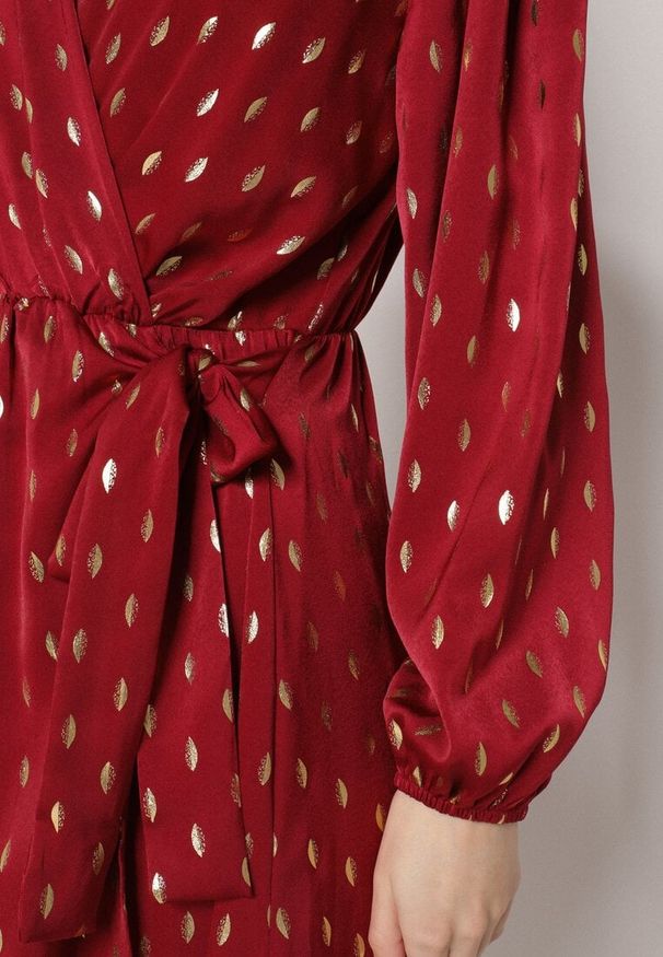 Born2be - Bordowa Kopertowa Sukienka z Wiązaniem w Pasie i Metalicznym Nadrukiem Reisana. Okazja: na co dzień. Typ kołnierza: dekolt w serek. Kolor: czerwony. Wzór: nadruk. Typ sukienki: kopertowe. Styl: casual, elegancki, klasyczny