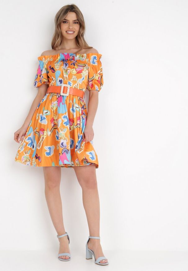 Born2be - Pomarańczowa Sukienka Satynowa Theophanthe. Okazja: na wesele, na ślub cywilny. Typ kołnierza: dekolt hiszpanka. Kolor: pomarańczowy. Materiał: satyna. Wzór: kolorowy, aplikacja. Długość: mini