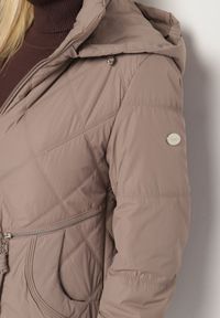 Born2be - Ciemnobeżowa Pikowana Kurtka z Kapturem i Ozdobnymi Suwakami Carnaye. Okazja: na co dzień, na spacer. Typ kołnierza: kaptur. Kolekcja: plus size. Kolor: beżowy. Materiał: jeans. Styl: sportowy, casual, elegancki #4