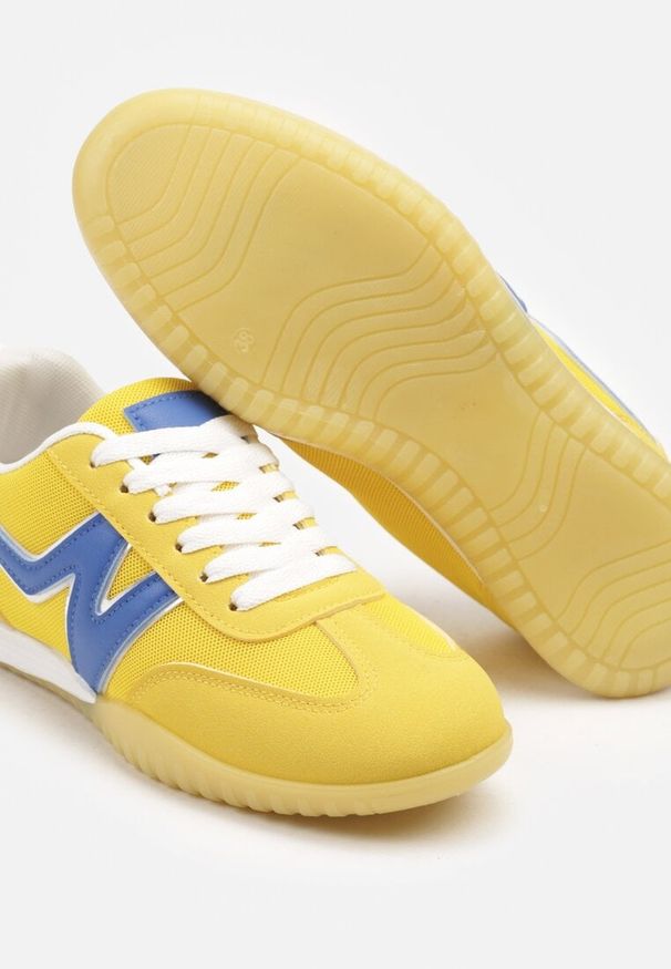 Renee - Żółte Sneakersy Typu Klasyczne Tenisówki Zdobione Przeszyciami Elanioria. Okazja: na co dzień, do pracy. Zapięcie: sznurówki. Kolor: żółty. Materiał: koronka, jeans. Wzór: aplikacja. Obcas: na obcasie. Wysokość obcasa: niski