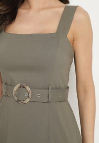 Born2be - Ciemnozielona Dopasowana Sukienka z Wiskozą z Rozcięciami i Paskiem z Klamrą Mepelle. Okazja: na co dzień. Typ kołnierza: dekolt kwadratowy. Kolor: zielony. Materiał: wiskoza. Typ sukienki: dopasowane. Styl: elegancki, casual, klasyczny #2