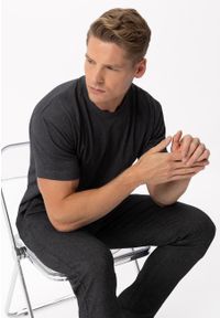 Volcano - Gładka koszulka 200 g/m², Comfort Fit, T-PERSONAL. Okazja: na co dzień. Kolor: szary. Materiał: materiał, bawełna, jeans. Długość rękawa: krótki rękaw. Długość: krótkie. Wzór: gładki. Styl: casual #1