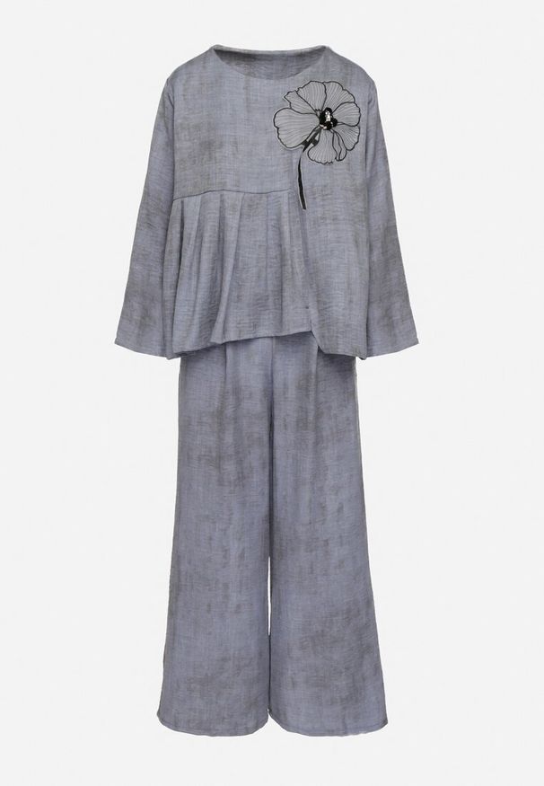 Born2be - Niebieski Komplet Bluzka z Rozkloszowanym Dołem i Aplikacją Kwiatka i Luźne Spodnie Ravirisa. Kolor: niebieski. Materiał: materiał. Wzór: aplikacja, kwiaty