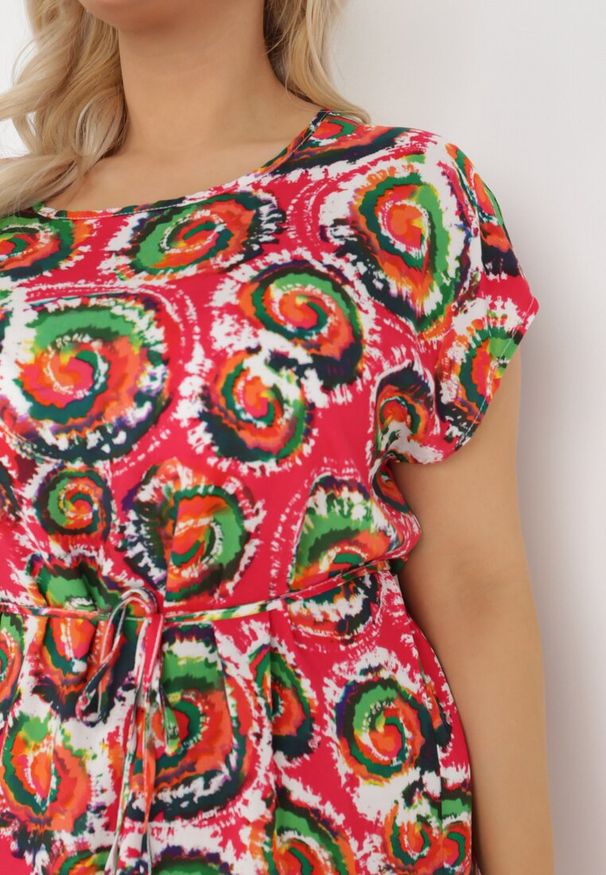 Born2be - Czerwona Sukienka z Wiskozy Althiore. Kolekcja: plus size. Kolor: czerwony. Materiał: wiskoza. Długość rękawa: bez rękawów. Wzór: kolorowy. Sezon: lato. Typ sukienki: dla puszystych. Długość: midi