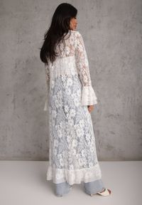 Renee - Biała Narzutka Sukienka Plażowa Boho z Koronki Ozdobiona Guzikami i Falbanami Palmeda. Okazja: na plażę. Kolor: biały. Materiał: koronka. Wzór: aplikacja, koronka. Sezon: lato. Typ sukienki: proste. Styl: boho #5