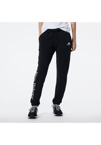 Spodnie New Balance WP21508BK – czarne. Kolor: czarny. Materiał: dresówka, materiał. Wzór: napisy. Styl: sportowy, klasyczny, elegancki #1