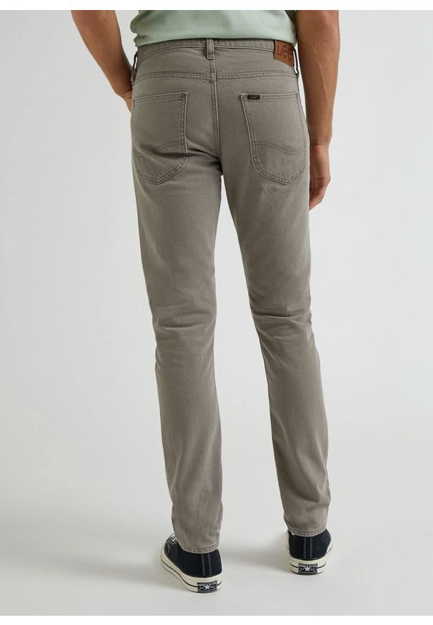 Lee - LEE LUKE MĘSKIE SPODNIE MATERIAŁOWE MUSHROOM LIGHT L719KMC62 112333675. Materiał: materiał