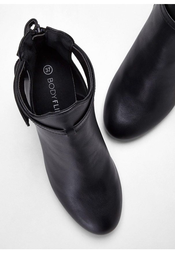 bonprix - Krótkie botki z wycięciami. Kolor: czarny. Szerokość cholewki: normalna. Obcas: na obcasie. Wysokość obcasa: średni