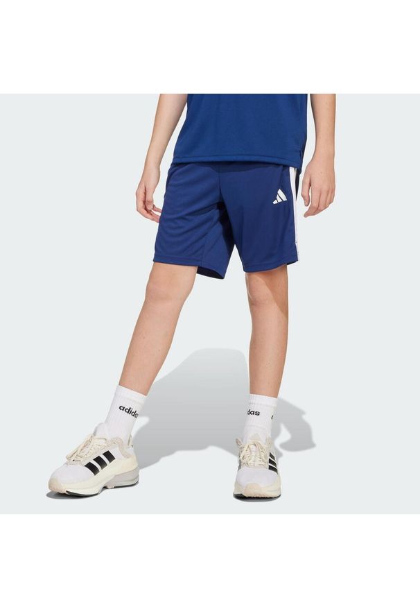 Adidas - Szorty dla dzieci z 3 paskami Train Essentials. Okazja: na uczelnię. Kolor: niebieski, wielokolorowy, biały. Technologia: ClimaCool (Adidas). Styl: sportowy. Sport: joga i pilates