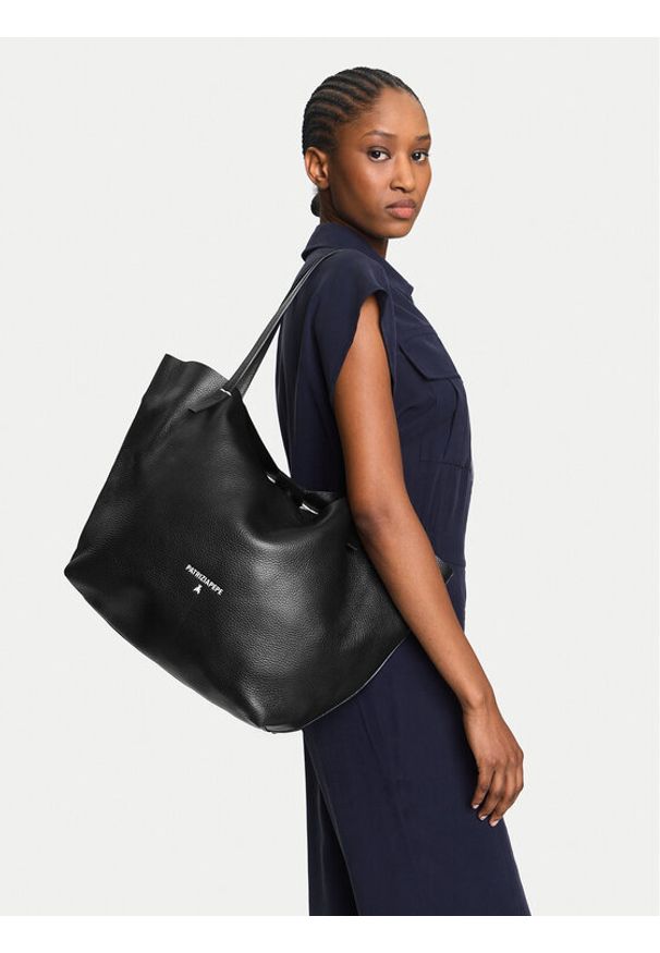 Patrizia Pepe Torebka 2B0130/L148 Czarny. Kolor: czarny. Materiał: skórzane