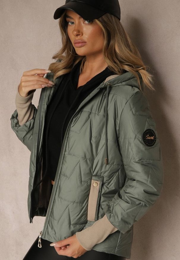Renee - Zielona Kurtka z Pikowanymi Przeszyciami Kapturem i Warstwowymi Rękawami Tulamia. Okazja: na co dzień. Kolor: zielony. Materiał: jeans. Styl: casual