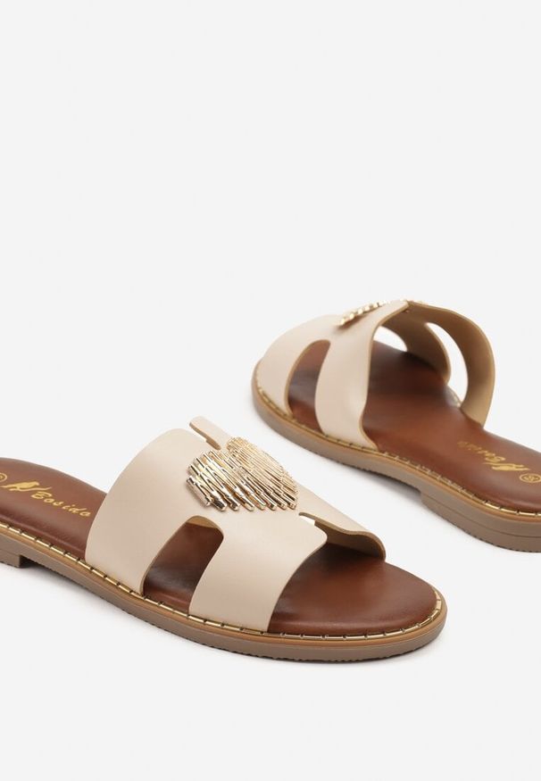 Born2be - Beżowe Klapki z Wycięciami i Sercem Nevonilla. Okazja: na co dzień. Kolor: beżowy. Sezon: lato. Styl: casual, elegancki