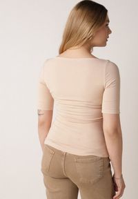 Born2be - Beżowy Wiskozowy T-shirt o Dopasowanym Kroju z Dekoltem w Łódkę Idahphaeia. Okazja: na co dzień, na spotkanie biznesowe, do pracy. Kolor: beżowy. Materiał: wiskoza. Wzór: aplikacja. Styl: casual, biznesowy, klasyczny #4