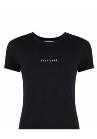 SELF LOVE - Czarny t-shirt z logo marki. Kolor: czarny. Materiał: jeans, bawełna. Wzór: aplikacja, nadruk. Styl: klasyczny, elegancki #4